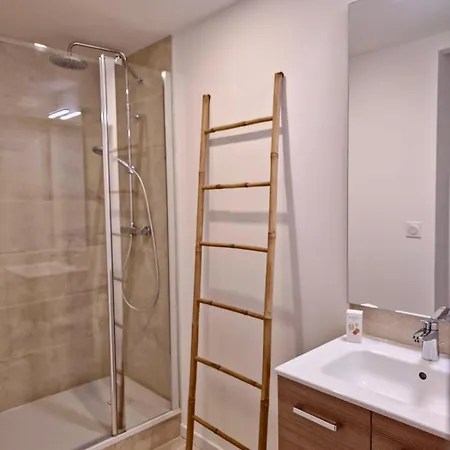 Les De Sandrine Avec Salle D'eau Privée - Partagé De 3 Appartement